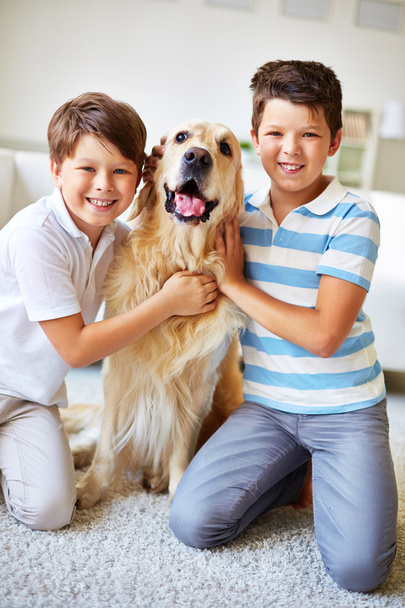 δύο αγόρια με σκύλο - Φωτογραφία, εικόνα