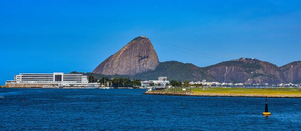 Rio de Janeiro, Brésil - CIRCA 2021 : Photo de Sugarloaf Mountain, Pao de Acucar, avec piste de l'aéroport Santos Dumont et baie de Guanabara pendant la journée - Photo, image