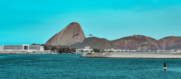 Rio de Janeiro, Brezilya - CIRCA 2021: Sugarloaf Dağı, Pao de Acucar, Santos Dumont Havaalanı pisti ve Guanabara Körfezi 'nin gündüz fotoğrafı - Fotoğraf, Görsel
