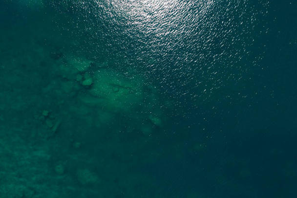 Widok z lotu ptaka, widok z lotu ptaka zdjęcie fal owoców morza i tekstury powierzchni wody. Niesamowity widok z góry na dół - Zdjęcie, obraz