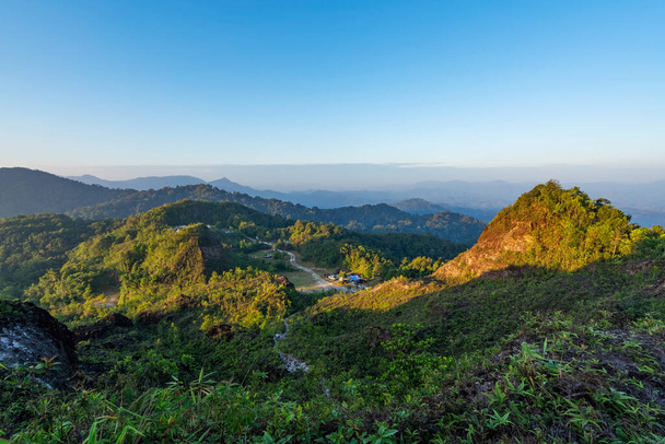 Phutajor Mountain目に見えない旅行の人々は、タイのパンガーでキャンプの冒険に行きます山の上からの素晴らしい谷の景色 - 写真・画像