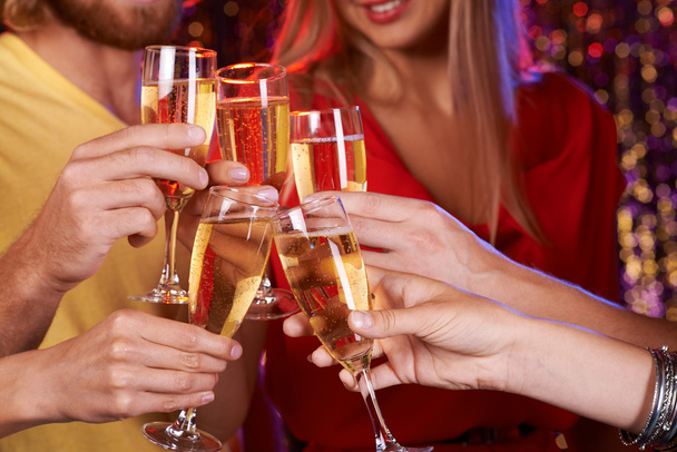 Şampanya ile neşelenmeye eller - Fotoğraf, Görsel