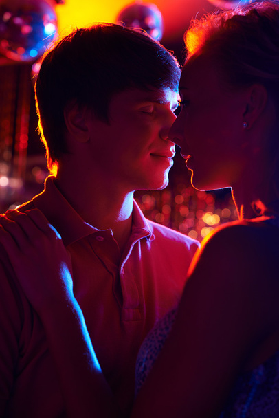 Amorous couple in night club - Valokuva, kuva