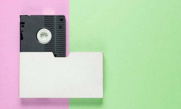 Renkli kağıt kapaklı Retro video kaset. Üst görünüm - Fotoğraf, Görsel