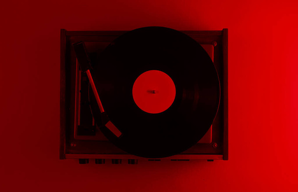 Retro vinylový přehrávač. Červené neonové světlo, horní pohled - Fotografie, Obrázek