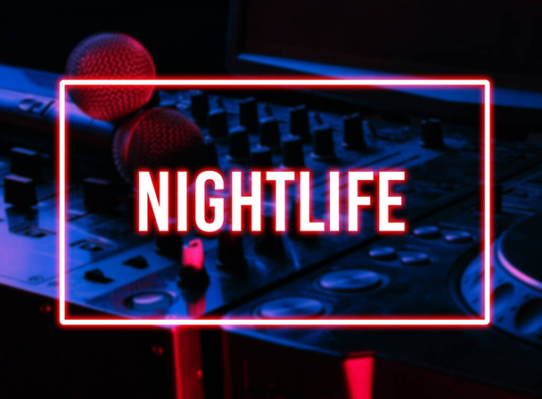 Klub nocny, koncepcja życia nocnego. Dyskoteka. Dwa mikrofony na kontrolerze DJ. Neonowa czerwona ramka - Zdjęcie, obraz