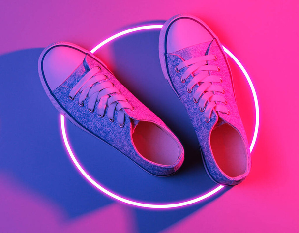 Zapatillas de moda. Estética futurista de onda sintética y círculo luminoso retroonda de los años 80. Concepto de abstracción anticuado - Foto, imagen