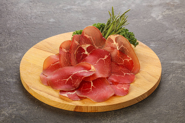 Kuchnia włoska - mięso bresaola di Milano - Zdjęcie, obraz