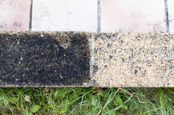piso de la acera terraza losas pavimento limpio sucio con chorro de alta presión antes y después de la limpieza - Foto, imagen