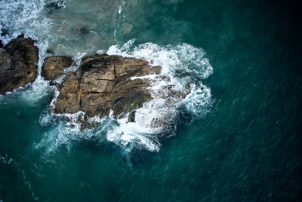 Aerial View to azure ocean waves breaks on the rocks. Kerala, India. - Foto, immagini