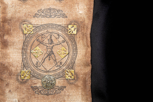 Oude esoterische hekserij achtergrond. Occultims en heidendom oud symbool, met mysterieuze runen en alfabet. - Foto, afbeelding