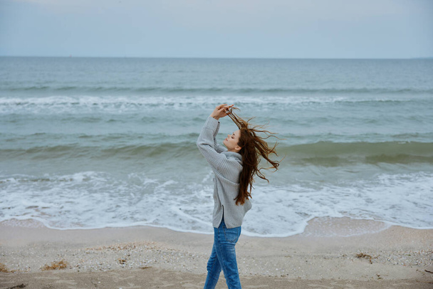 mujer alegre arena playa paseo océano libertad viaje feliz hembra relajante - Foto, imagen