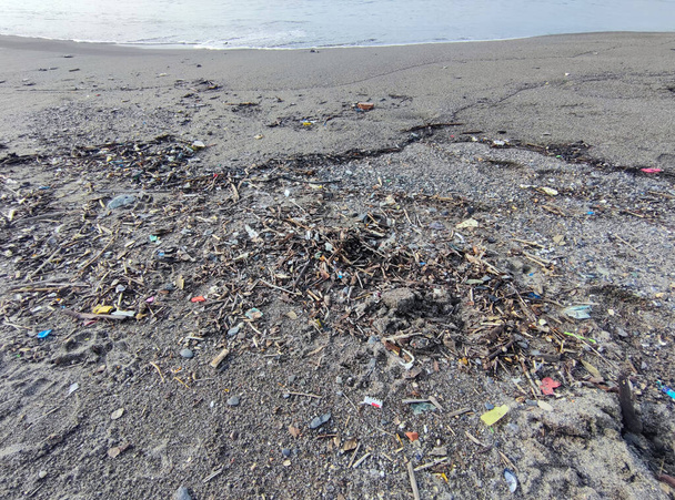 Basura de basura plástica basura en la playa de arena - Foto, Imagen