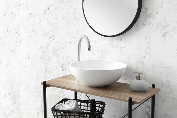 Polc mosogatóval és szappannal a fényfal mellett a fürdőszobában - Fotó, kép