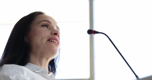 Портрет молодой женщины, говорящей в микрофон - Кадры, видео