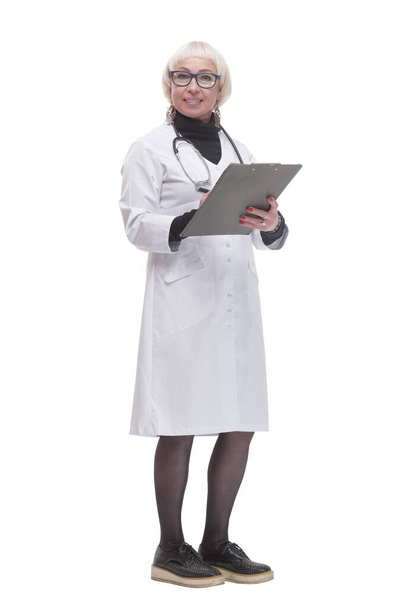 in full growth. female doctor with clipboard. - Foto, afbeelding