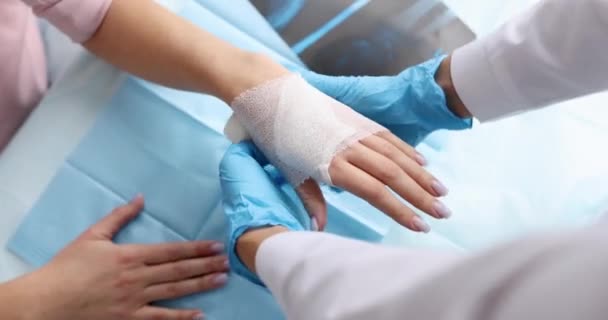Traumatólogo vendajes paciente brazo dolorido - Metraje, vídeo