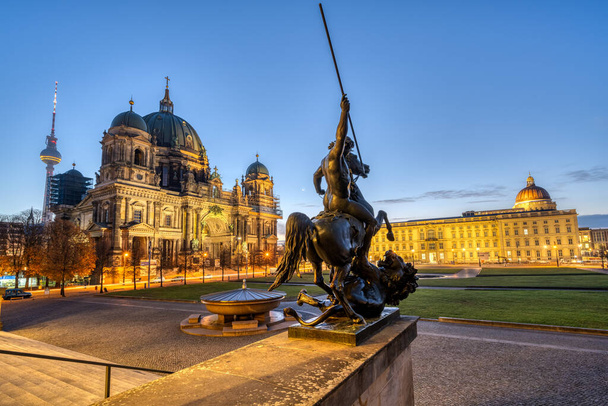 Il centro storico di Berlino all'alba con la Torre della TV, la cattedrale e il Palazzo della Città - Foto, immagini