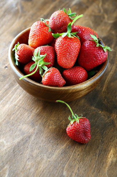 Fresh strawberries in a wooden bowl - Foto, Imagen