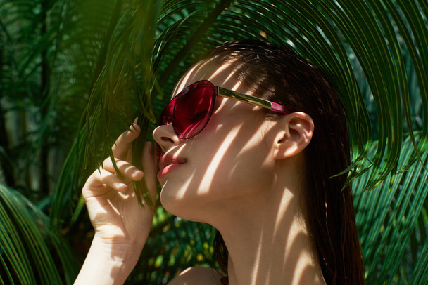 pretty woman green leaves exotic sun tropics travel - Fotografie, Obrázek