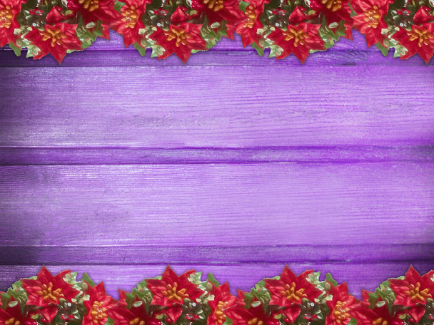 Зимний деревянный фиолетовый пурпурный орхидея природный фон с пуансеттия с двух сторон. Текстура окрашенных деревянных горизонтальных досок. Рождественская, новогодняя открытка с копировальным пространством. Открытка для поздравления, приглашения, вечеринки, сообщения на Рождество, Новый год. Может быть  - Фото, изображение