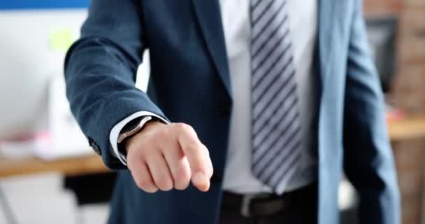 Geschäftsmann im Business-Anzug zeigt mit dem Finger nach vorn - Filmmaterial, Video