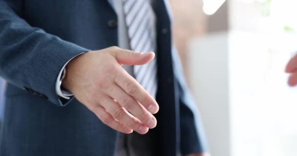 Empresario en traje de negocios está estrechando la mano con el socio - Imágenes, Vídeo