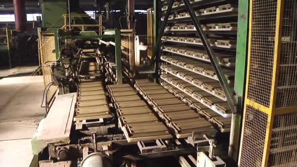 Tejas de arcilla Producción; Línea de producción de una fábrica moderna para la fabricación de baldosas cerámicas - Metraje, vídeo
