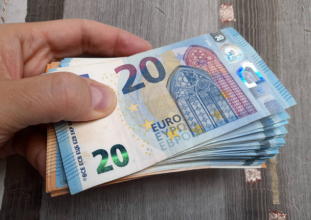 Notas de euro nas mãos de uma pessoa - riqueza - Foto, Imagem