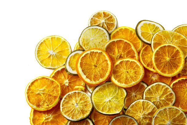 白い背景にオレンジとレモンの乾燥スライス. - 写真・画像