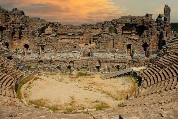 Perge Ancient Cityn amfiteatteri. Perge, yksi Pamphylian kaupungeissa ja uskottiin on rakennettu 1200-1200-luvulla eaa. - Valokuva, kuva