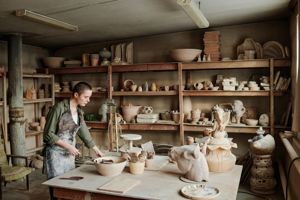 Donna che crea sculture in ceramica in laboratorio - Foto, immagini