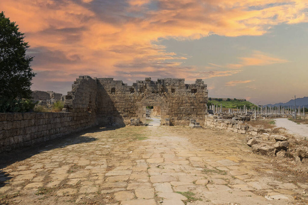 Perge Muinainen kaupunki Rooman portti. Yksi Pamfylian kaupungeista ja uskottiin rakennettiin 1200-1200-luvulla eaa.. - Valokuva, kuva