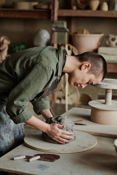 Vrouw die keramische sculpturen maakt in werkplaats - Foto, afbeelding