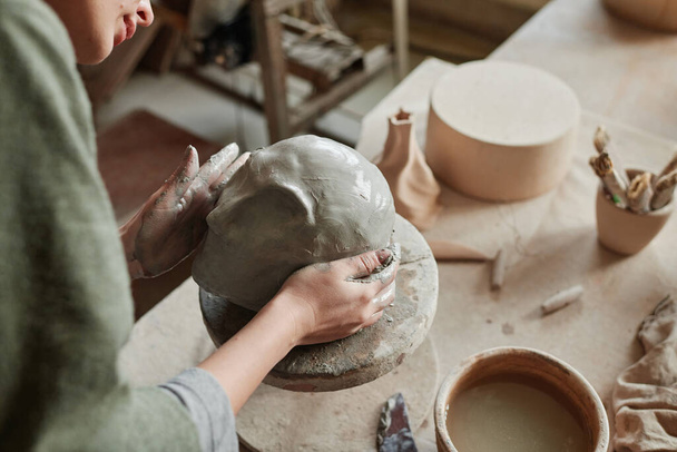 Designer making clay sculpturein workshop - Foto, immagini