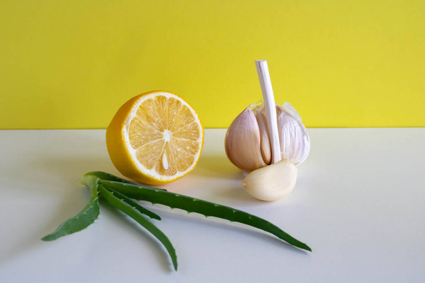 Fresh lemon, garlic and aloe on the wooden surface. Alternative medicine concept. - Foto, immagini