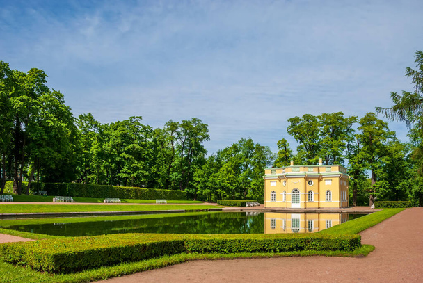Park zone of the Catherine Garden. Summer landscape on a sunny day. The city of Pushkin. St. Petersburg. Russia. - Foto, immagini