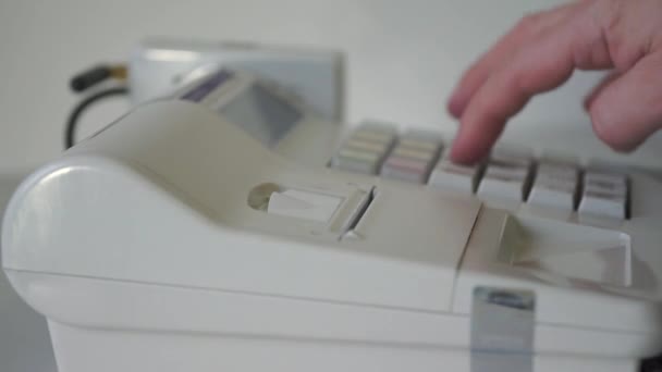 Moderna caixa registadora de botões. Pessoa de venda que inscreve o montante na caixa registadora  - Filmagem, Vídeo