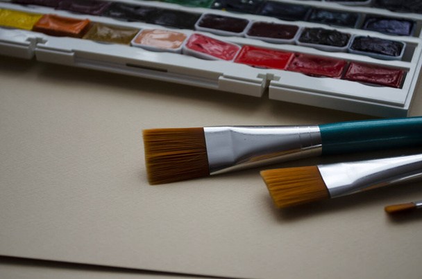 Birçok araç gereç sanatçılar fırçalar suluboya kutu boyaları beyaz izole arka plan - Fotoğraf, Görsel