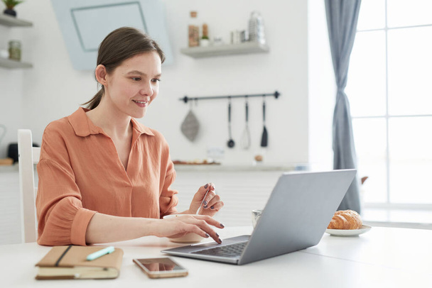 Женщина, работающая онлайн с помощью компьютера - Фото, изображение