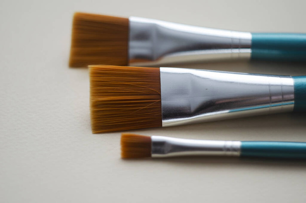 Multi työkalut taiteilijat maalata harjat akvarelli laatikko maalit valkoinen eristetty tausta - Valokuva, kuva