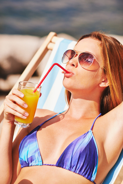 Kobieta pijąca sok pomarańczowy - Zdjęcie, obraz