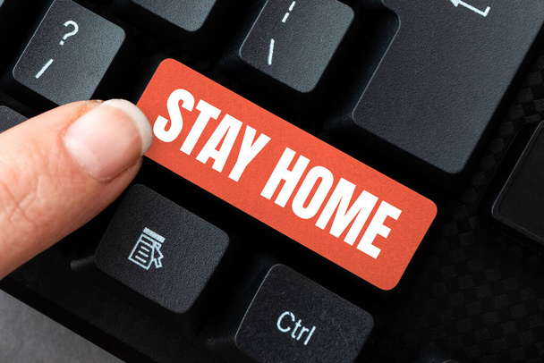 Текст с надписью "Оставайся дома". Интернет - не выход на работу и не пребывание дома или дома Скачивание онлайн-файлов и данных, загрузка кодов программирования - Фото, изображение