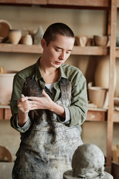 Artista de cerámica femenina en su estudio de arte - Foto, imagen