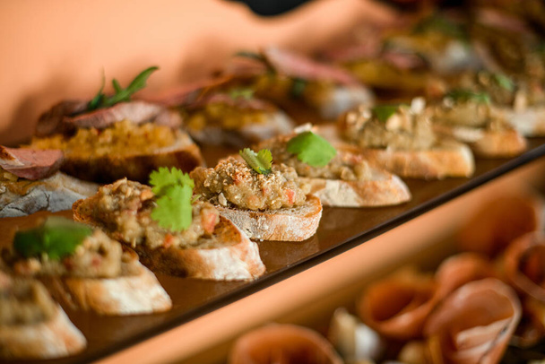 Selective focus of delicious appetizing bruschettas on a tray - Foto, Bild
