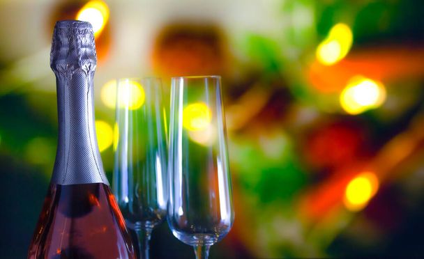 Újévi háttér pezsgővel és egy pohár, a design zászlók az új évre. - Fotó, kép