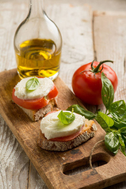 Caprese salad traditional italian recipe with mozzarella tomato basil and bread - Foto, immagini