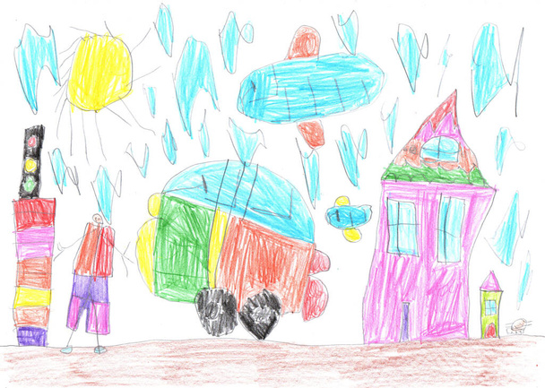 Το παιδί ζωγραφίζει μια ευτυχισμένη οικογένεια για μια βόλτα έξω και ένα αυτοκίνητο. Μολύβι τέχνης σε παιδικό στυλ - Φωτογραφία, εικόνα