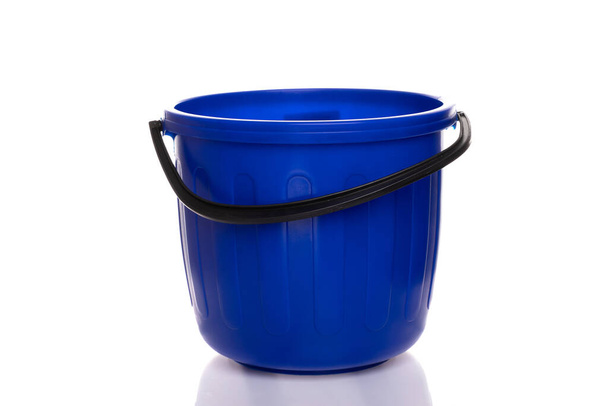 blauw plastic lege emmer met zwart handvat op witte achtergrond - Foto, afbeelding