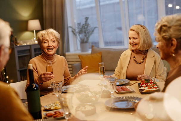 Oudere vrienden die dineren - Foto, afbeelding